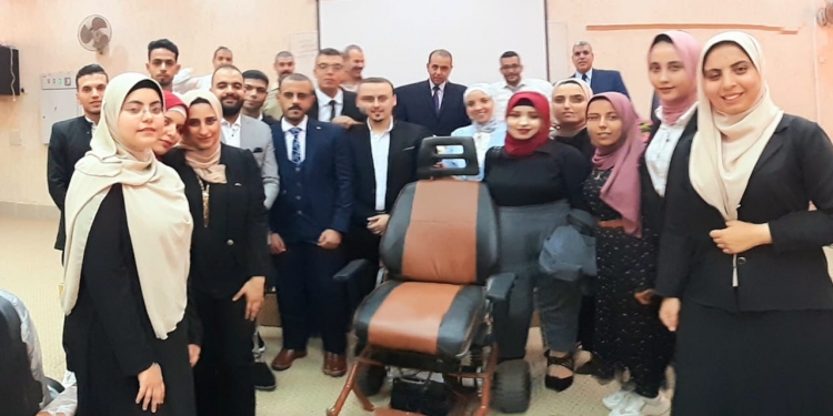 طلاب جامعة حلوان يبتكرون «كرسي متحرك بنظام تحكم لمساعدة ذوي الاحتياجات الخاصة»