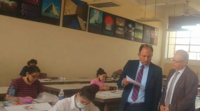 نائب رئيس جامعة حلوان يجري جولة لتفقد اختبارات القدرات بالكليات
