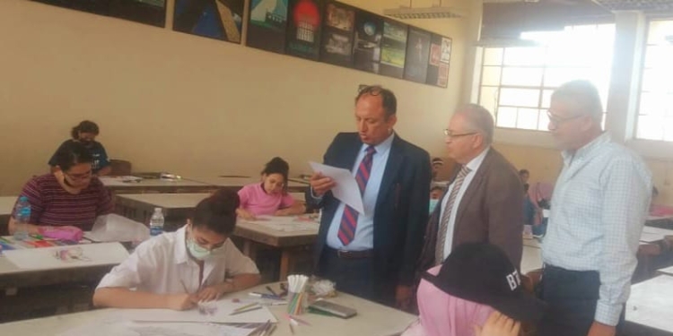 نائب رئيس جامعة حلوان يجري جولة لتفقد اختبارات القدرات بالكليات