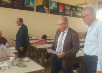 نائب رئيس جامعة حلوان يجري جولة لتفقد اختبارات القدرات بالكليات