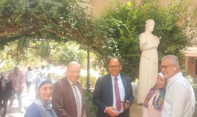 نائب رئيس جامعة حلوان يجري جولة لتفقد اختبارات القدرات بالكليات