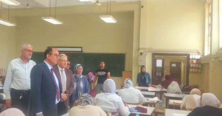 نائب رئيس جامعة حلوان يجري جولة لتفقد اختبارات القدرات بالكليات