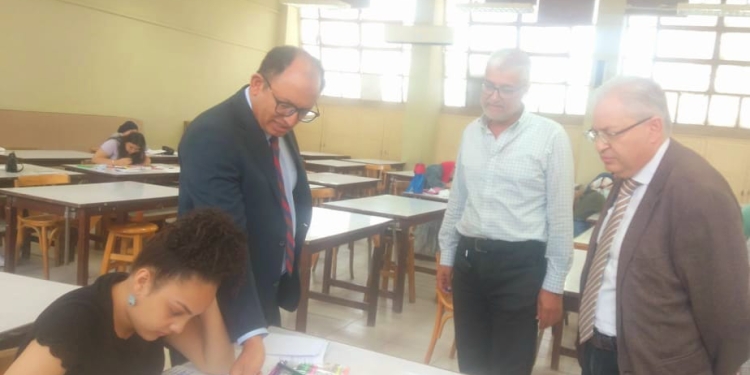 نائب رئيس جامعة حلوان يجري جولة لتفقد اختبارات القدرات بالكليات