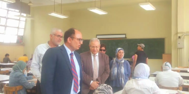 نائب رئيس جامعة حلوان يجري جولة لتفقد اختبارات القدرات بالكليات