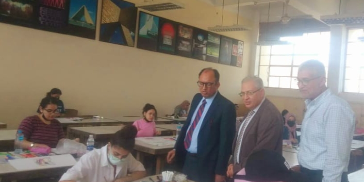 نائب رئيس جامعة حلوان يجري جولة لتفقد اختبارات القدرات بالكليات