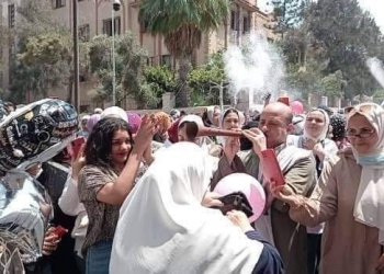 الثانوية العامة 2022.. مزمار وشماريخ ورقص أمام اللجان احتفالًا بانتهاء الامتحانات  