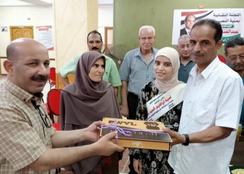 نقابة المعلمين تكرم والدا "أمنية" الثالثة على الثانوية العامة