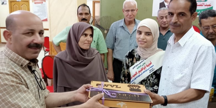 نقابة المعلمين تكرم والدا "أمنية" الثالثة على الثانوية العامة