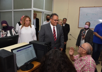 نائب رئيس جامعة عين شمس يتفقد تسجيل رغبات التنسيق بمعامل كلية الآداب