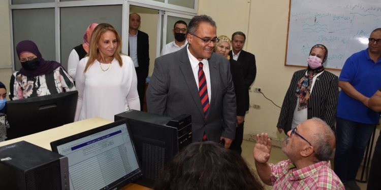 نائب رئيس جامعة عين شمس يتفقد تسجيل رغبات التنسيق بمعامل كلية الآداب