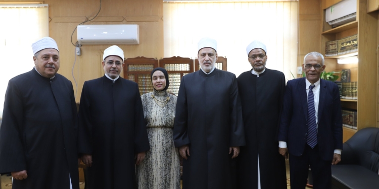 وكيل الأزهر ورئيس قطاع المعاهد الأزهرية يكرمان الطالبة ريم عيسي عبدالقادر الاولي علي القسم الادبي "كفيف"