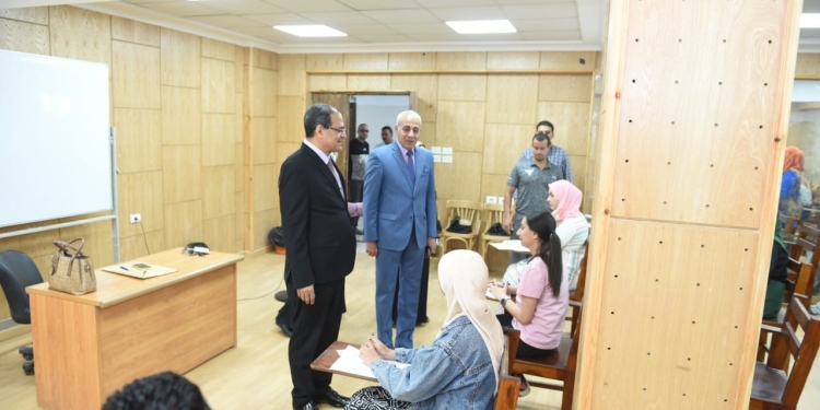 تنسيق 2022.. رئيس جامعة سوهاج يتفقد اختبارات القدرات