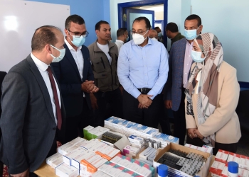 رئيس الوزراء يتفقد العيادات الثابتة بالمدرسة الثانوية التجارية في البحيرة