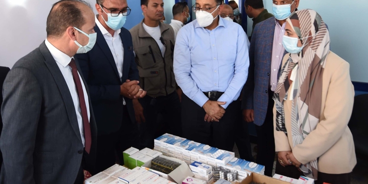 رئيس الوزراء يتفقد العيادات الثابتة بالمدرسة الثانوية التجارية في البحيرة