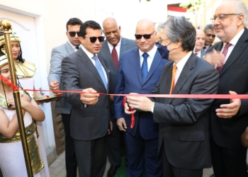 وزير الرياضة يفتتح حمام السباحة نصف الأوليمبي بمركز شباب المعادي..صور