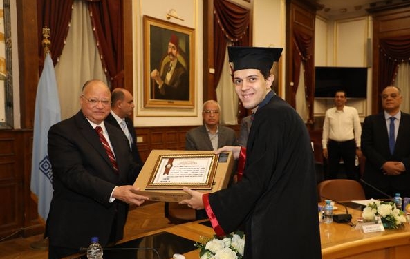 بلاب توب ودرع.. محافظ القاهرة يكرم أوائل الثانوية العامة 2022