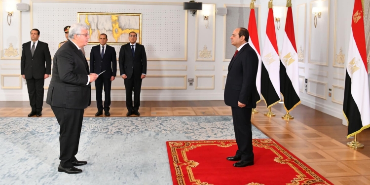 الرئيس يشدد على الوزراء الجدد بالتحلي بالموضوعية وإعلاء مصلحة الوطن