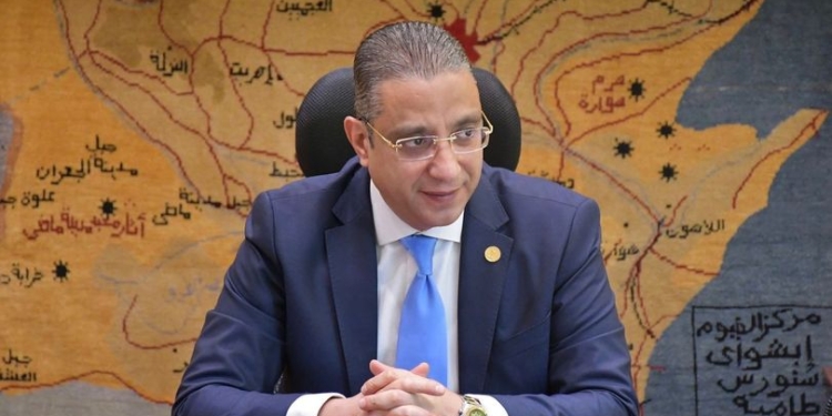 بسبب الدروس.. محافظ الفيوم يحيل معلم لغة إنجليزية للنيابة العامة 