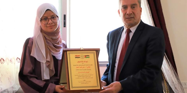 ﻿عميد المعاهد الأزهرية في فلسطين يُكرّم أوائل طلبة الثانوية الأزهرية 2022