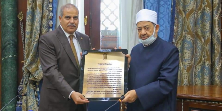 هيئة كبار العلماء تكرم رئيس جامعة الأزهر لجهوده المتميزة في تطوير الجامعة والارتقاء بها