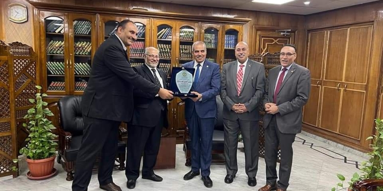 ﻿جامعة الأزهر: مركز تحقيق النصوص ينتهي من تحقيق كتاب (شرح الرسالة القشيرية) ويُهديه للمحرصاوي