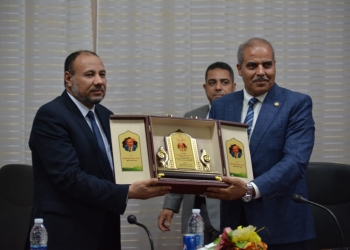 ﻿في يوم الوفاء .. نائب رئيس جامعة الأزهر يكرم رئيس جامعة الأزهر بمقر كلية اللغة العربية بأسيوط