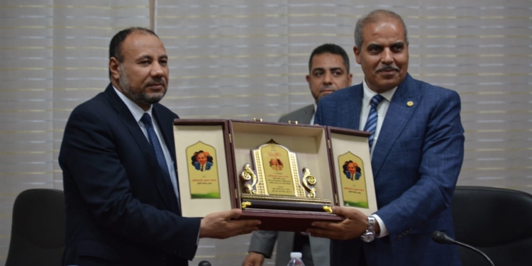 ﻿في يوم الوفاء .. نائب رئيس جامعة الأزهر يكرم رئيس جامعة الأزهر بمقر كلية اللغة العربية بأسيوط