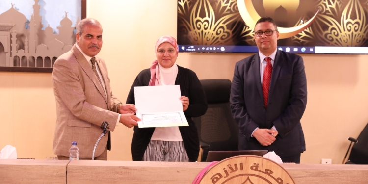 رئيس جامعة الأزهر يكرم خريجي الدورة التدريبية الأولى حول مهارات القيادة في المؤسسات الأكاديمية