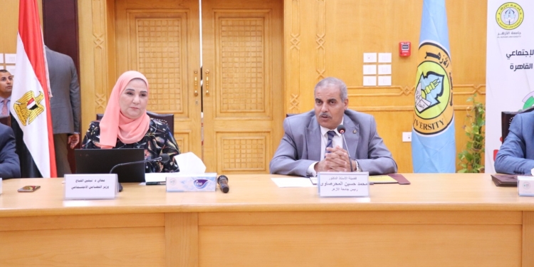 وزيرة التضامن الاجتماعى ورئيس جامعة الأزهر يوزعان أجهزة لابتوب على أصحاب البصيرة