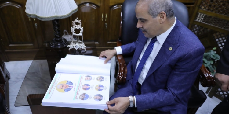 رئيس جامعة الأزهر يهدي الباحثين سجلا وثائقيا يرصد أكثر من مائة عام في تاريخ الأزهر