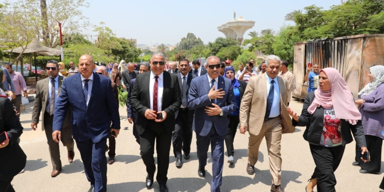 جامعة الأزهر : ممرٌّ شرفي واستقبال بالورود تظاهرة حب في وداع المحرصاوي