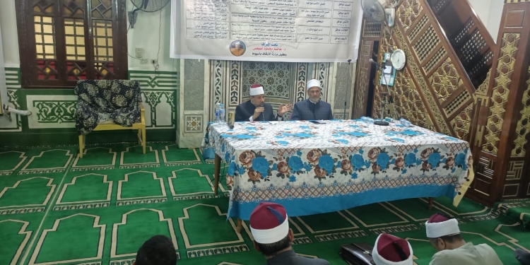 نائب رئيس جامعة الأزهر يشارك في الندوة التثقيفية "حسن الأدب مع الله" بأوقاف أسيوط