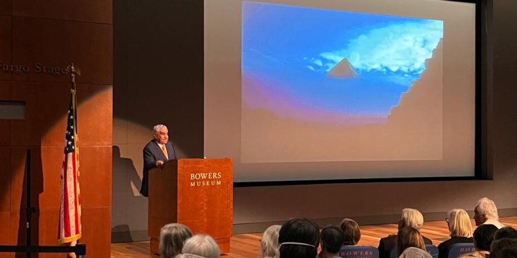 ﻿زاهي حواس يلقي محاضرتين بالولايات المتحدة الأمريكية ويوقع كتابه عن أهرامات الجيزة