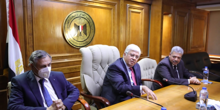 عاشور يطالب المراكز البحثية بمشروعات خدمية ورفع معدلات النشر الدولي 