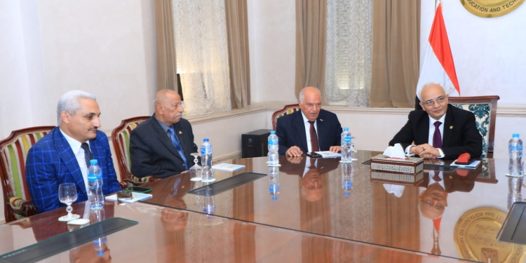 «حجازي» يلتقي بنقيب المعلمين لتعزيز التعاون والارتقاء بالمنظومة التعليمية