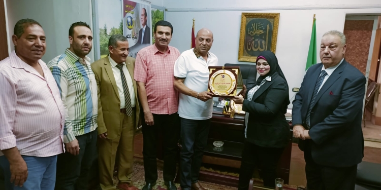 «مبادرة من علمني حرفا» تكرم محافظ المنيا ومدير المديرية التعليمية