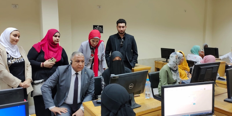 ﻿نائب رئيس جامعة الأزهر يتابع اختبارات القدرات بمعهد التمريض