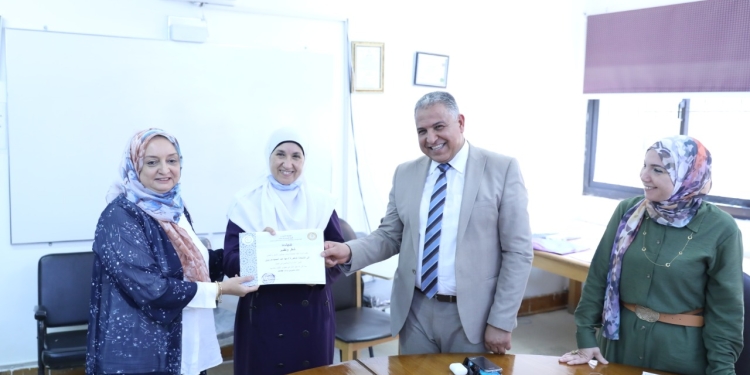 ﻿نائب رئيس جامعة الأزهر يترأس اجتماع مجلس كلية الصيدلة بنات ويكرم المتميزات