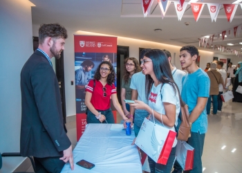 100 منحة كاملة من مؤسسة الجامعات الكندية لطلاب الثانوية العامة