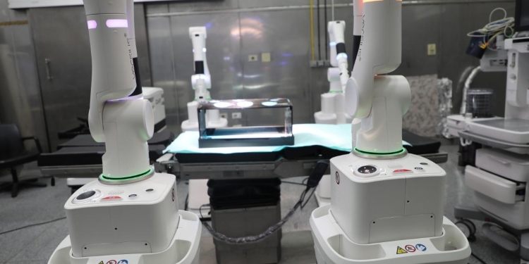 الخشت يعلن بدء استخدام الروبوت الجراحى بوحدة علاج القصور الكلوى بقصر العيني