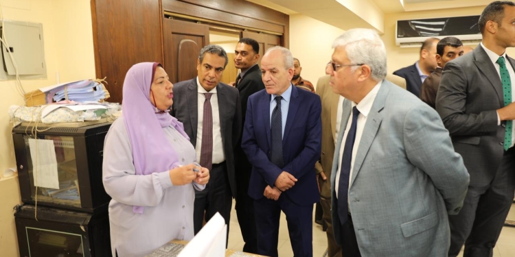 وزير التعليم العالي يتفقد مقر مكتب التنسيق بجامعة عين شمس