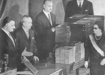 عبد الناصر يكرم ام كلثوم فى جامعة القاهرة