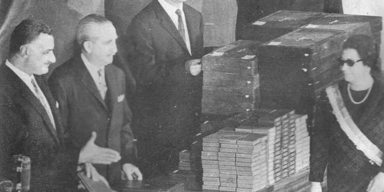 عبد الناصر يكرم ام كلثوم فى جامعة القاهرة