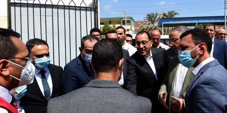 رئيس الوزراء يتفقد أعمال تطوير وتوسعة مدرسة قلهانة الابتدائية