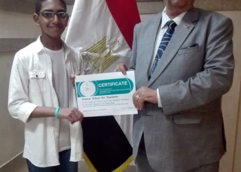 رئيس جامعة الأقصر يكرم طالبا بجامعة الطفل لفوزه برحلة علمية لروسيا