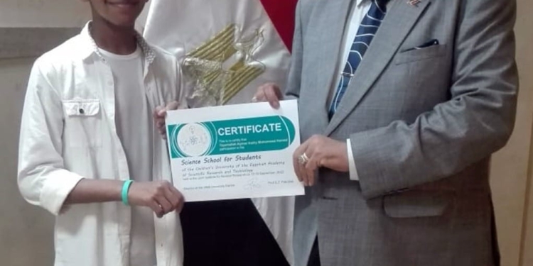 رئيس جامعة الأقصر يكرم طالبا بجامعة الطفل لفوزه برحلة علمية لروسيا