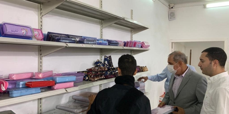 محافظ كفرالشيخ يطمئن على توفير مستلزمات المدارس بأسعار مخفضة