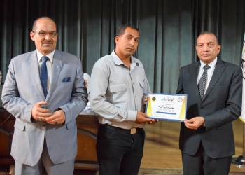 بعد عثوره علي حقيبة وموبايل.. رئيس جامعة بني سويف يكرم فرد أمن لأمانته