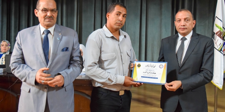 بعد عثوره علي حقيبة وموبايل.. رئيس جامعة بني سويف يكرم فرد أمن لأمانته