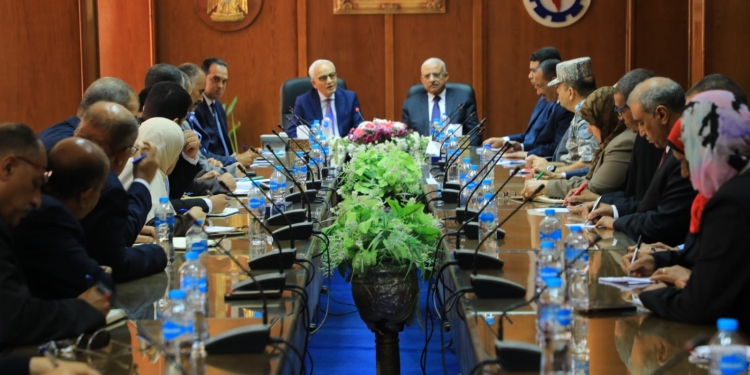 «حجازي» يوجه بسرعة توزيع المعلمين واستقرارهم بالجدول